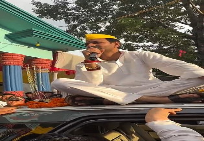 बीच सड़क पर कार की छत पर बैठ तेज प्रताप यादव ने सुनी लोगों की समस्या- देखे वीडियो