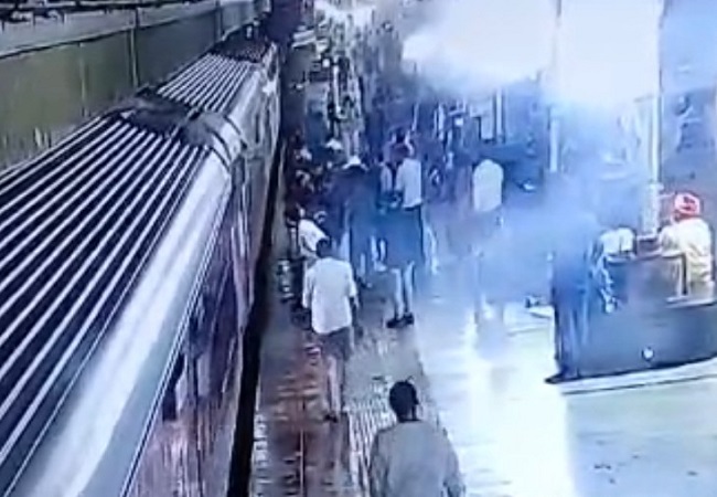 भगवान का चमत्कार चलती ट्रेन से नीचे पटरी पर गिरी महिला, जिंदा निकली, देखे वीडियो