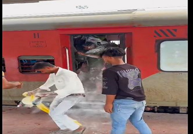 ट्रेन में युवक यात्रियों पर आटा डाल कर रहा प्रैंक, वीडियो हुआ वायरल, लोगों ने रेलवे से कि कार्रवाई की मांग
