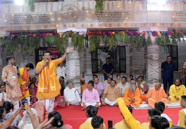 Krishn janmasthmi 2025 : कान्हा जन्मोत्सव में रविकिशन का रंगीन अंदाज, CM योगी भी हंसी रोक न सके