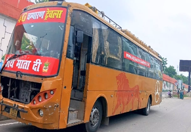 Lucknow News: हाईवे पर बस की खिड़की से कूदने लगी सवारियां, अचानक मची अफरातफरी… सामने आई वजह लोगों के उड़ गए होश