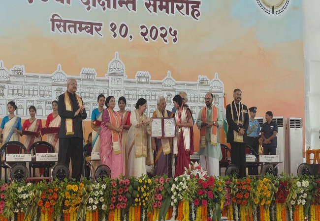 68th Convocation of Lucknow University : लखनऊ विश्वविद्यालय ने पूर्व DGP प्रशांत कुमार को मानद उपाधि, अरिंदम को चांसलर मेडल देकर सम्मानित किया