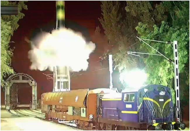 भारत ने रेल आधारित मोबाइल लॉन्चर से अग्नि-प्राइम मिसाइल का किया सफल परीक्षण, रक्षामंत्री ने DRDO को दी बधाई