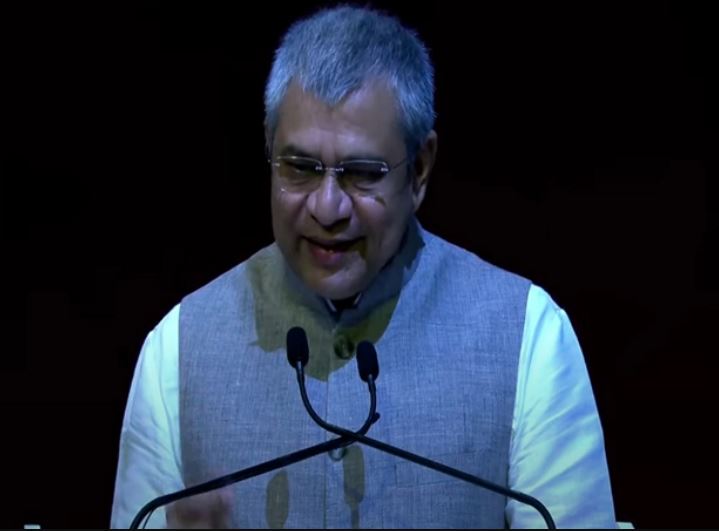 SEMICON India 2025 : अश्विनी वैष्णव ने पीएम मोदी को पहली मेड-इन-इंडिया चिप भेंट की, बोले- भारत की स्थिरता का है प्रकाश स्तंभ