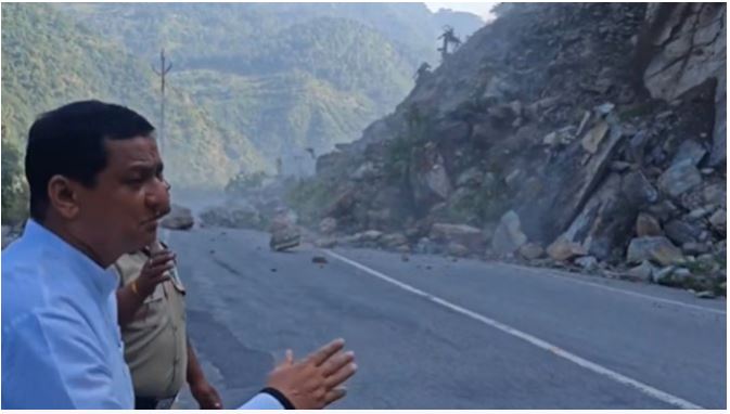 देवप्रयाग हालात का जायजा लेने पहुंचे बीजेपी सांसद अनिल बलूनी और विधायक बाल-बाल बचे, देखें भूस्खलन का खौफनाक वीडियो