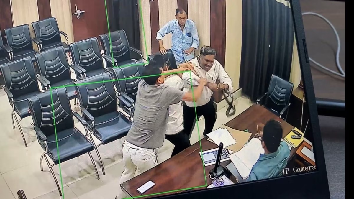 Viral Video : सीतापुर में टीचर ने बीएसए को उन्हीं के ऑफिस में बेल्ट से बुरी तरह पिटाई, पुलिस ने आरोपी को लिया हिरासत में