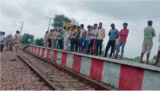 Baghpat News : जनता एक्सप्रेस के आगे कूदा प्रेमी युगल, युवक की मौके पर मौत, छात्रा ने अस्पताल में तोड़ा दम