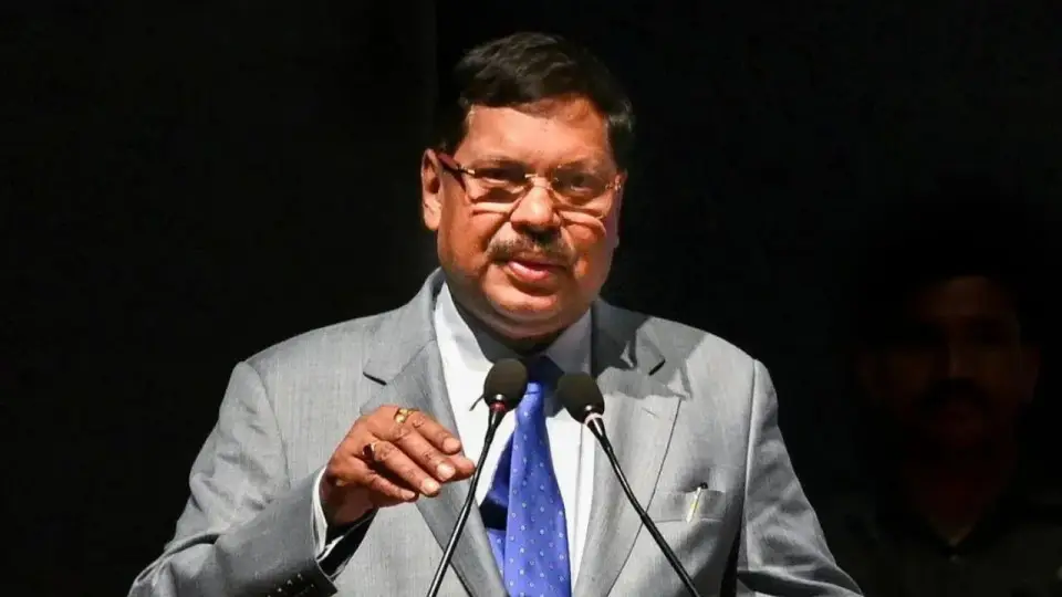 भारत के चीफ जस्टिस बीआर गवई, बोले-‘हमें अपने संविधान पर गर्व है’, पड़ोसी देश नेपाल और बांग्लादेश का हाल देखिए…