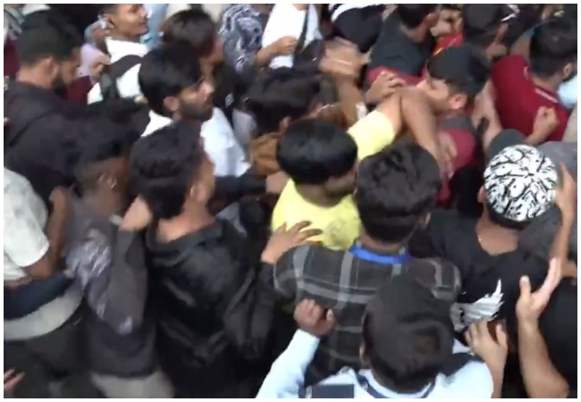 Video: आईफोन 17 खरीदने पहुंचे ग्राहकों के बीच जमकर चले लात-घुसे एपल स्टोर के सुरक्षाकर्मी को भी नहीं छोड़ा