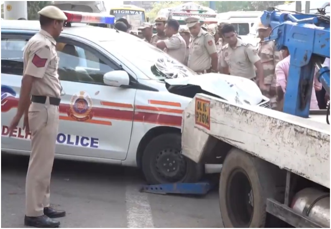 दिल्ली पुलिस की पीसीआर वैन से कुचलकर एक व्यक्ति की मौत; कांस्टेबल खिमेश सिंह गिरफ्तार, ASI सस्पेंड
