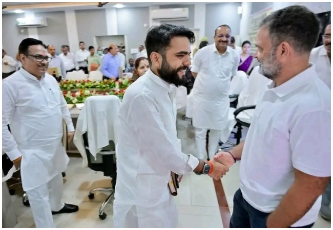 राहुल के साथ बेटे की तस्वीर पर बोले दिनेश प्रताप सिंह, ‘हाथ नहीं मिलाना चाहिए था बल्कि पैर छूकर प्रणाम करना चाहिए था’