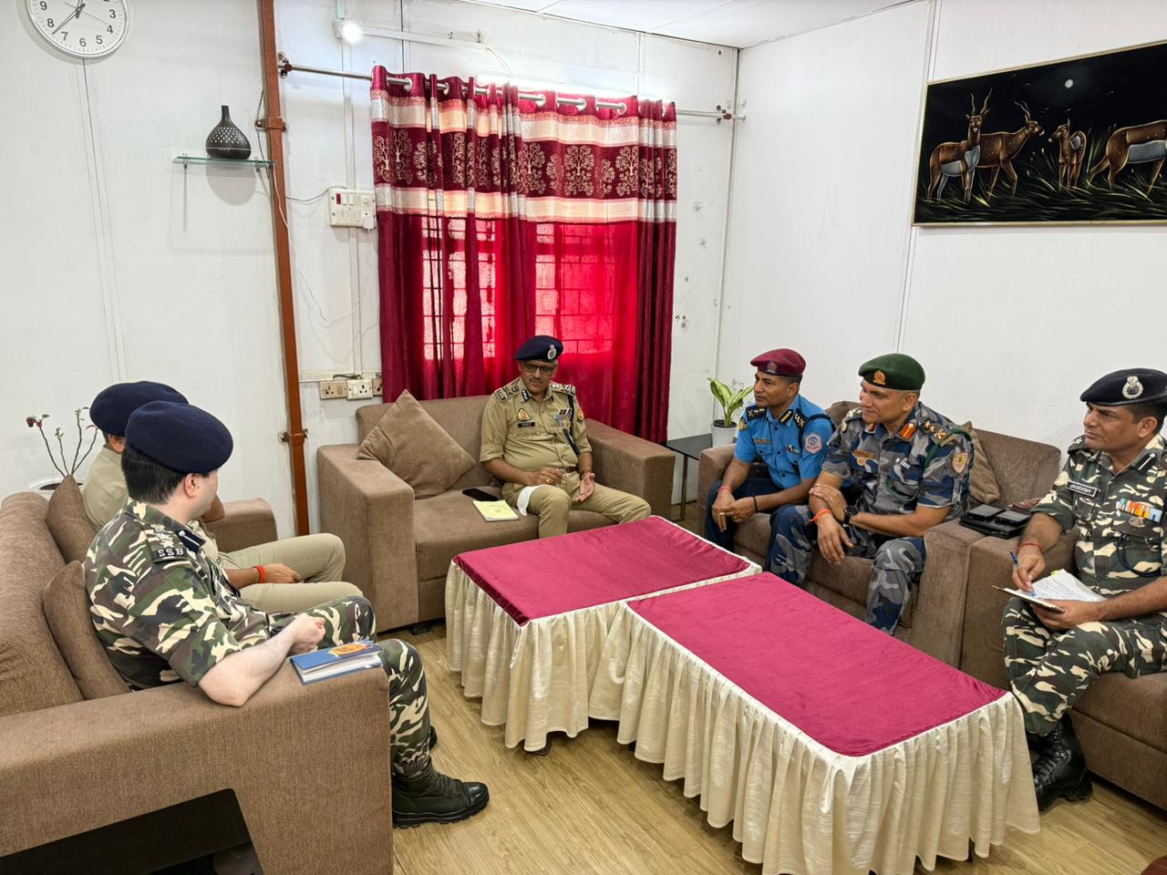 नवरात्रि पर भारत-नेपाल सीमा की सुरक्षा कड़ी, एडीजी मूथा अशोक जैन ने किया सोनौली बॉर्डर का निरीक्षण