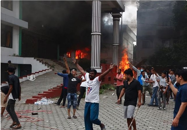 नेपाल में घरेलू और अंतरराष्ट्रीय एयरपोर्ट बंद, राष्ट्रपति के बाद अब पीएम ओली के आवास को प्रदर्शनकारियों ने फूंका