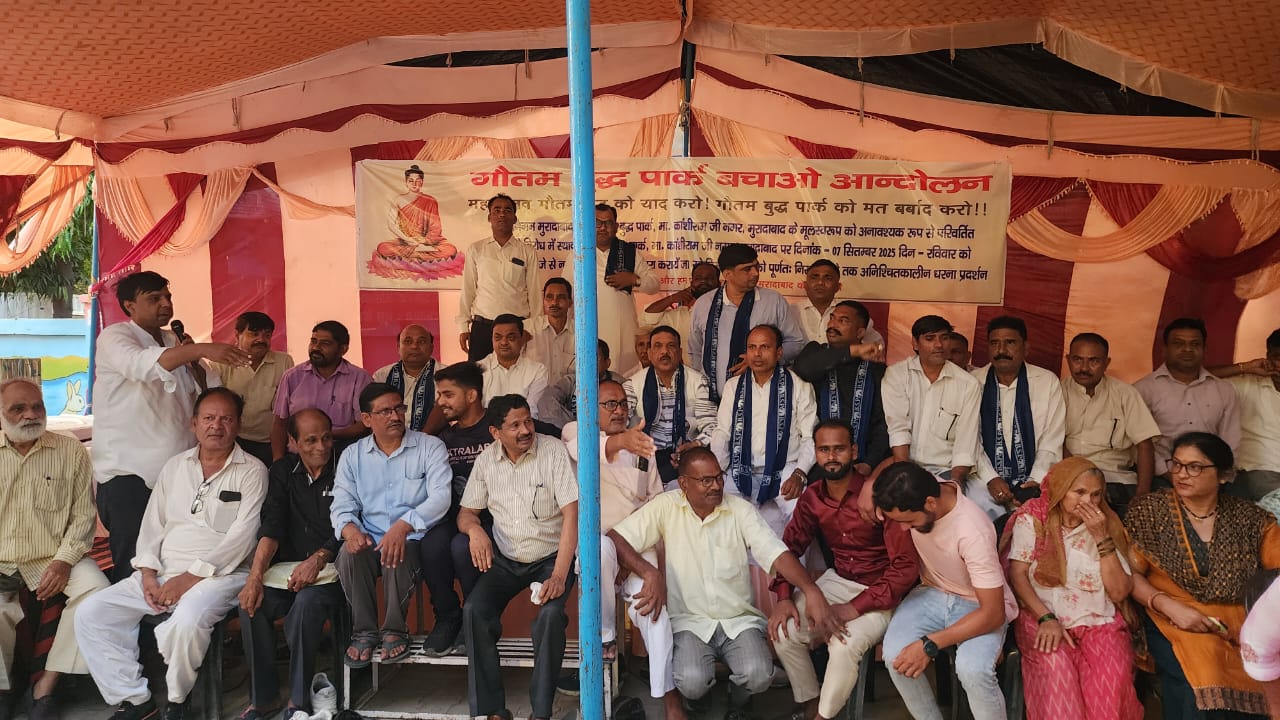 गौतम बुद्ध पार्क में कब्जे से गुस्से में दलित समुदाय गेट पर अनिश्चितकालीन धरना शुरू, बसपा सुप्रीमो मायावती ने भी ट्वीट कर पार्क में हो रहे निर्माण को रोकने की मांग