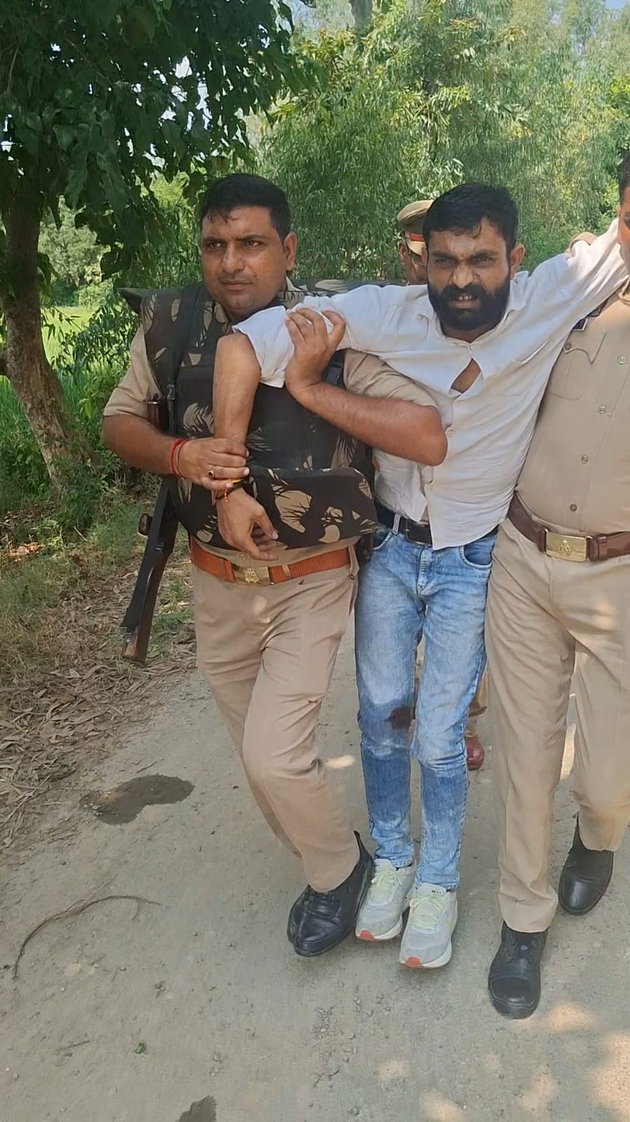 हिंदू नेता के अंतिम संस्कार करने के 24 घंटे बाद हत्या के आरोपी को पुलिस ने दिनदहाड़े मुठभेड़ में किया गिरफ्तार, हत्यारे के दोनों टांगो में लगी गोली