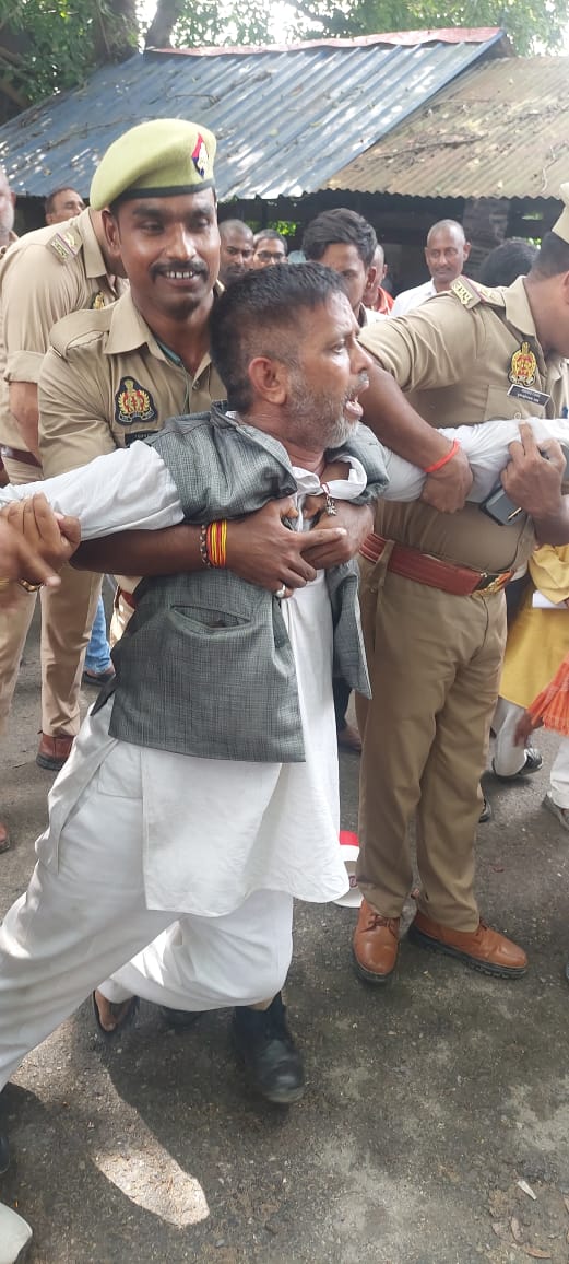 उपनिबंधक नौतनवा का शवयात्रा निकालते समय किसान नेता नागेंद्र शुक्ला पुलिस हिरासत में