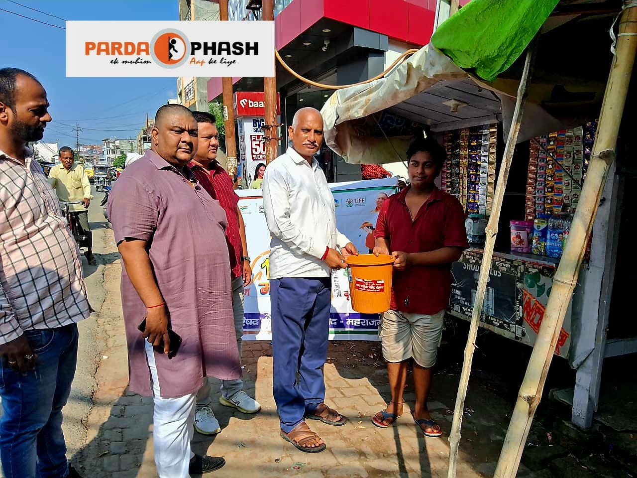 “पालिका अध्यक्ष ने बांटे कूड़ेदान, व्यवसायियों से पॉलिथीन छोड़ने की अपील”