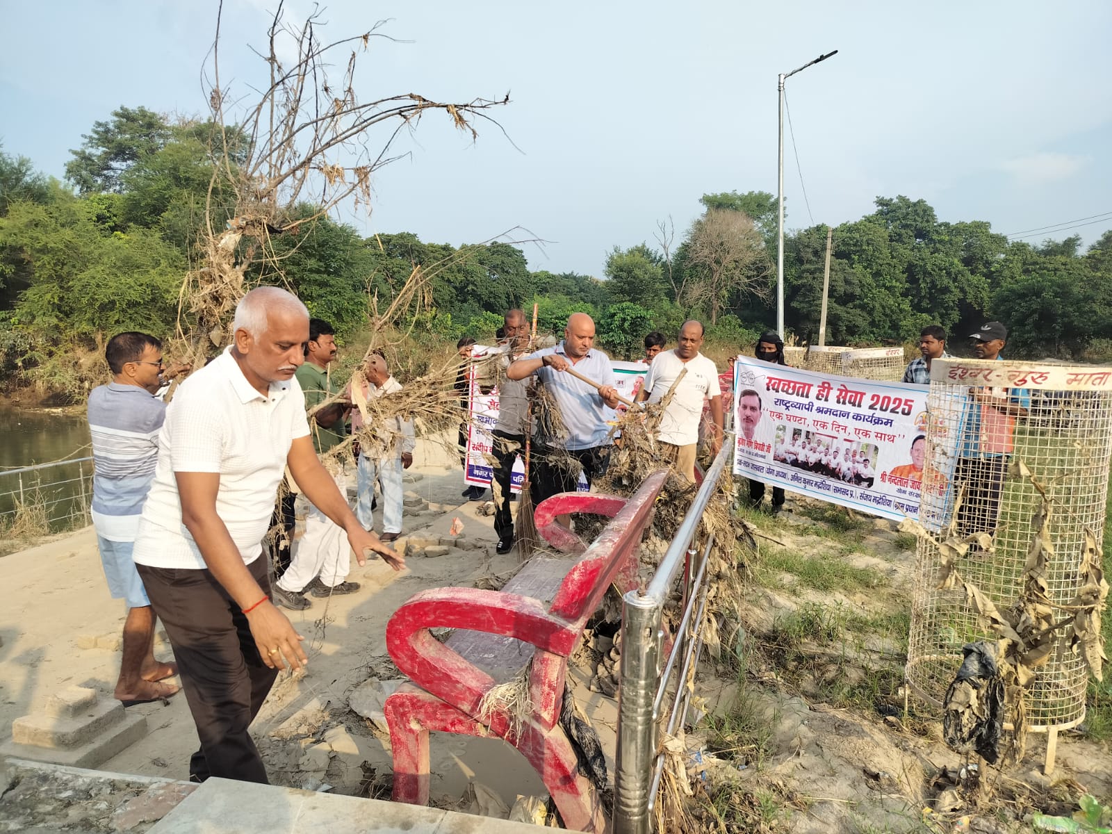 पालिका अध्यक्ष बोले—स्वच्छता सबकी जिम्मेदारी, योगा परिवार संग किया श्रमदान