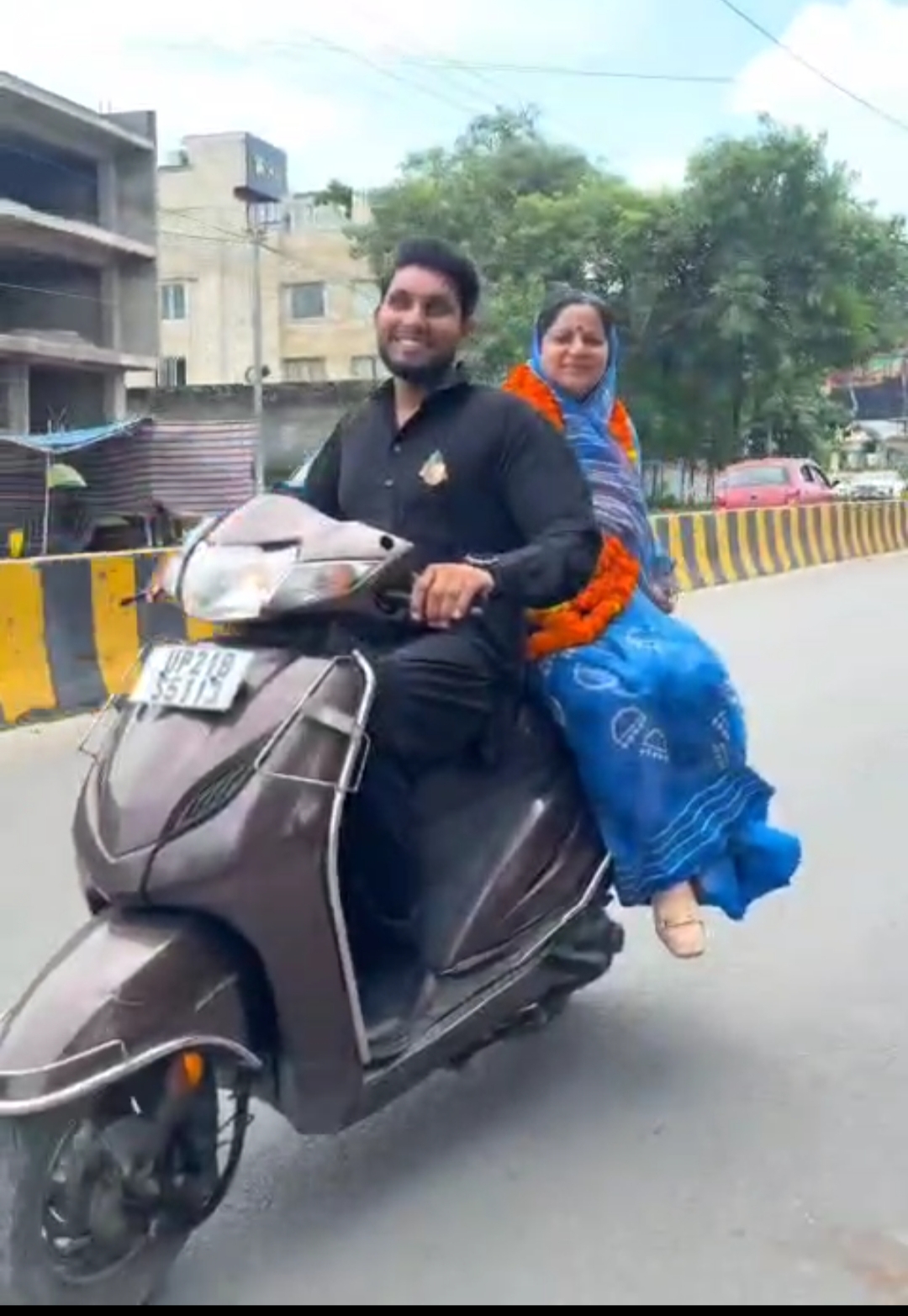 सपा सांसद रुचि वीरा की स्कूटी पर सवारी की रील वायरल  ट्रैफिक नियमों का पालन नहीं करने पर जानता पूछ रही हैं मैडम हेलमेट कहा हैं