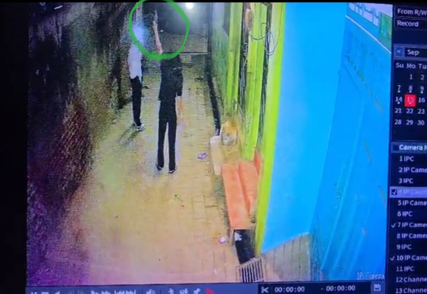 पत्नी ने सुसराल पहुंचकर पति पर की फायरिंग, पति बाल बाल बचा, कई सालो से पति पत्नी में चल रहा हैं विवाद, पूरी घटना सीसीटीवी में कैद