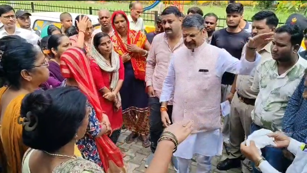 एमडीए ने रेलवे की जमीन का रास्ता दिखा कर बेच दिये 123 EWS मकान, अब रेलवे कर रहा हैं रास्ता बंद, नगर विधायक क्षेत्रवासियों से मिलने पहुंचे