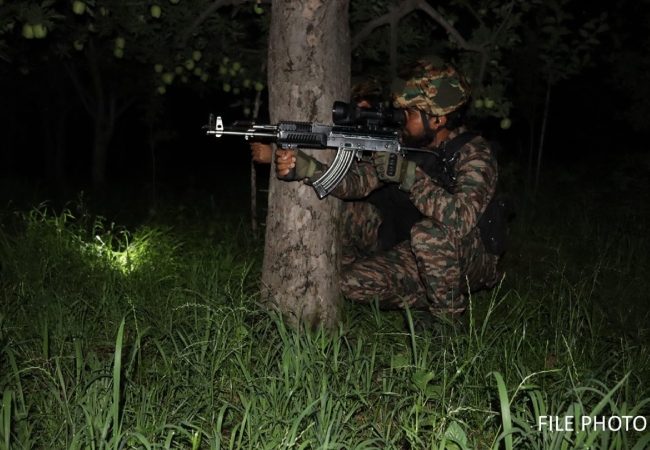 Kulgam Encounter: जम्मू-कश्मीर के कुलगाम में सुरक्षाबलों ने एक आतंकी को किया ढेर, एक जवान भी घायल