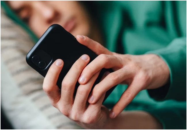 अपने बच्चों को न समझ पाने की चूक मां-बाप को पड़ रही भारी! फोन की निगरानी जरूरी