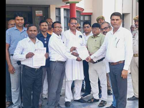 “कलक्ट्रेट पर गूंजा शिक्षकों का स्वर, टीईटी अनिवार्यता खत्म करने की उठी मांग”