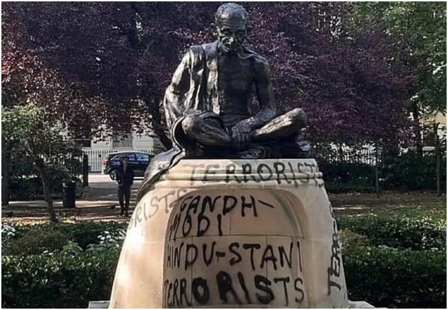 Mahatma Gandhi Statue Vandalised: लंदन यूनिवर्सिटी के पास तोड़ी गयी महात्मा गांधी की प्रतिमा, लिखीं भारत विरोधी बातें