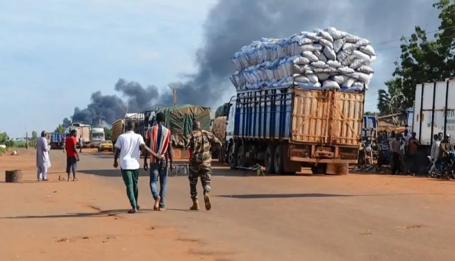  Mali :  माली में आतंकियों ने दर्जनों फ्यूल ट्रकों पर किया हमला , आयातित ईंधन की आवाजाही पूरी तरह ठप