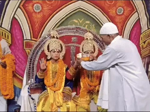 काशी इसलिए तो अनोखी है…, बुजुर्ग मुस्लिम ने की प्रभु श्रीराम की फुलवरिया में उतारी आरती, 1992 से चल रही परंपरा