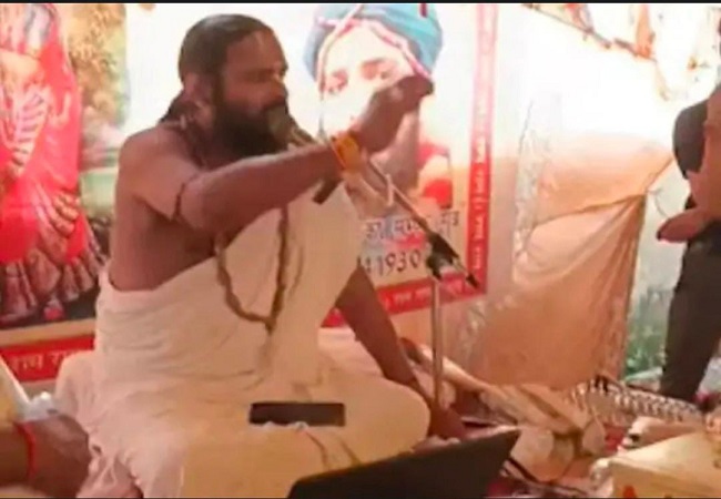 अब लखीमपुर खीरी में कथावाचक ने छिपाई पहचान, कथामंच से अपना नाम बताकर माफी मांगकर कथा का किया समापन