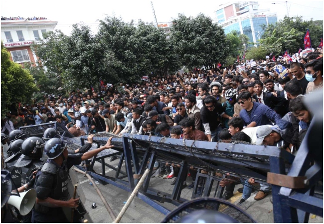 नेपाल सरकार GEN-Z के सामने झुकी! सोशल मीडिया से बैन हटाया; विरोध प्रदर्शन में 20 की मौत