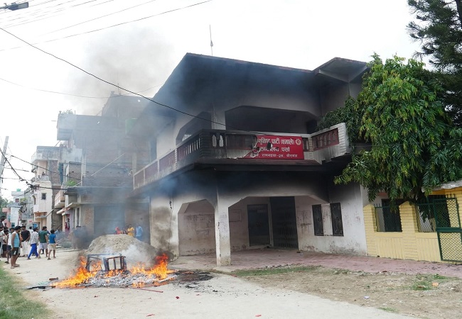 Nepal Gen-Z Protest : नेपाल में राष्ट्रपति के निजी आवास पर प्रदर्शनकारियों का कब्जा, नेपाली कांग्रेस मुख्यालय फूंका