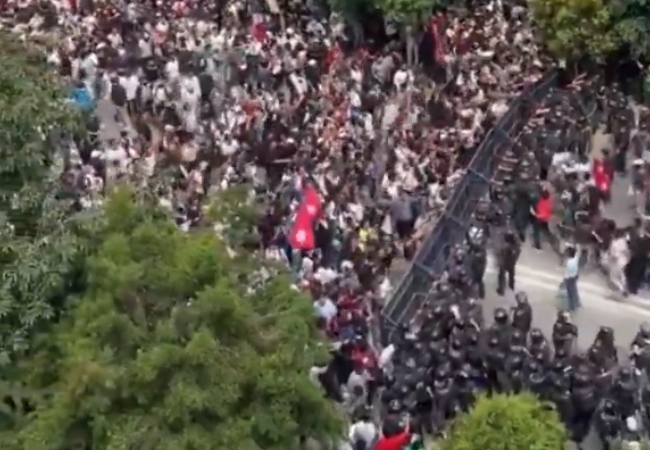 Nepal Gen-Z Protest: नेपाल में सोशल मीडिया बैन और भ्रष्टाचार के खिलाफ युवाओं का विरोध प्रदर्शन, संसद में घुसे प्रदर्शनकारी