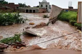 Pakistan Flood : पाकिस्तान की सबसे ज्यादा आबादी वाला पंजाब प्रांत में बाढ़ से जनजीवन  अस्त-व्यस्त हो गया है। बाढ़ का पानी लाहौर तक पहुंच गया है।