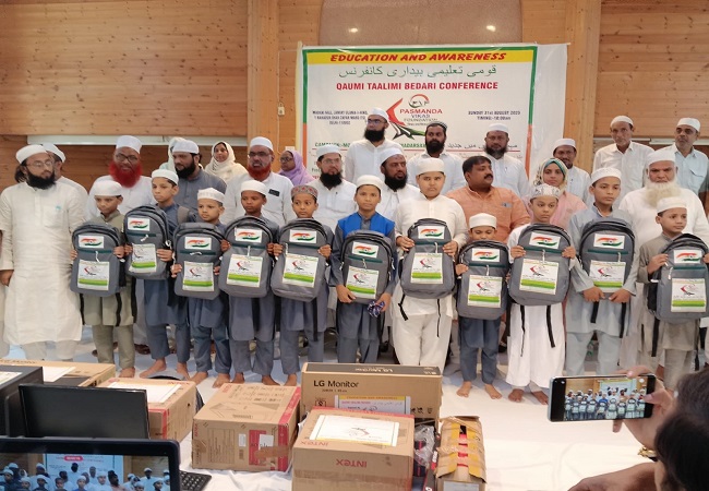 पसमांदा विकास फाउंडेशन ने 225 छात्रों को तालीमी किट और मदरसों को कंप्यूटर भेंटकर मॉडर्न शिक्षा का दिया संदेश
