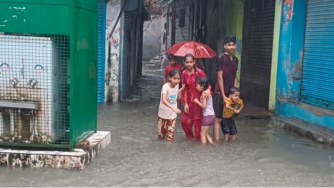 यूपी के इस जिले में लगातार हो रही भारी बारिश से तीन सितंबर तक स्कूलों में लगा ताला, घरों में घुसा बाढ़ का पानी