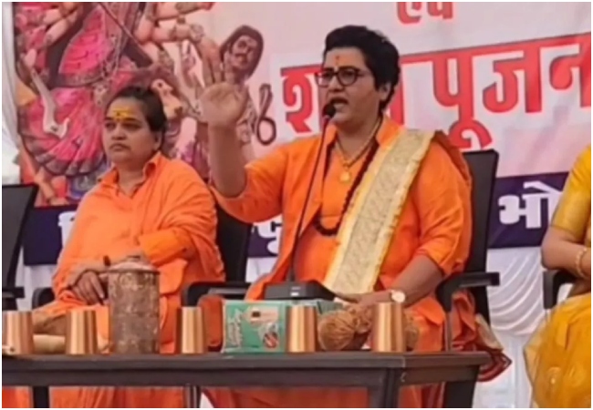 ‘मंदिर के बाहर गैर-हिंदू प्रसाद बेचता मिले तो जितना पीटना है पीटो…’ पूर्व भाजपा सांसद प्रज्ञा सिंह ठाकुर की विवादित अपील