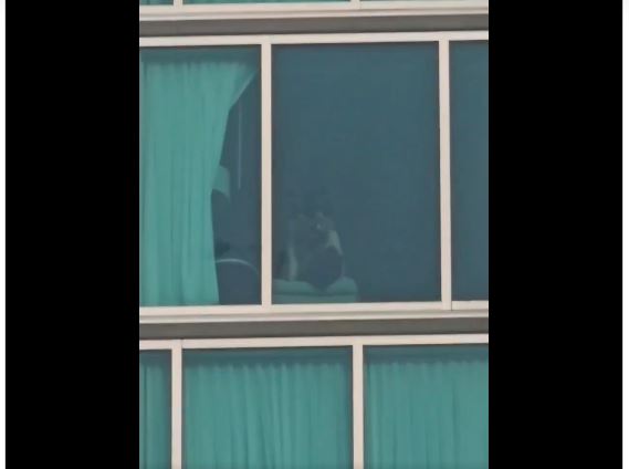 Video- प्राइवेट मोमेंट हो गया पब्लिक, उस रोमांटिक पल को कैमरे में कैदकर सोशल मीडिया पर कर दिया वायरल