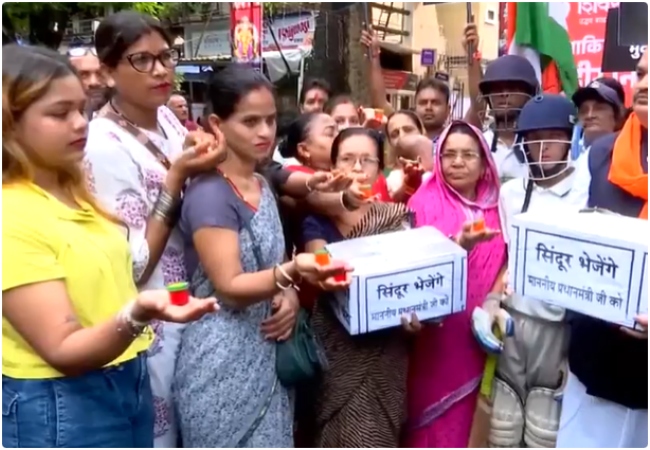 Protest Against IND vs PAK Match: मुंबई में शिवसेना कार्यकर्ताओं ने सिंदूर के साथ भारत-पाक मैच का किया विरोध