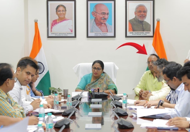 दिल्ली CM रेखा गुप्ता के पति सरकारी बैठक में शामिल हुए तो मचा बवाल, आप ने भाजपा सरकार पर बोला हमला