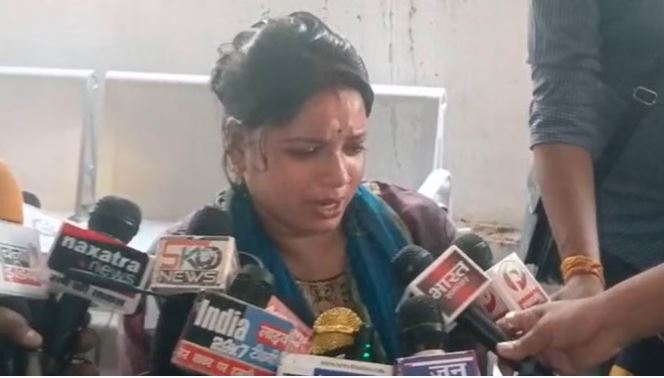 Lucknow News : सीएम आवास के पास महिला ने आत्मदाह का किया प्रयास, सुरक्षाकर्मियों ने दौड़कर पकड़ा, जानें पूरा मामला?