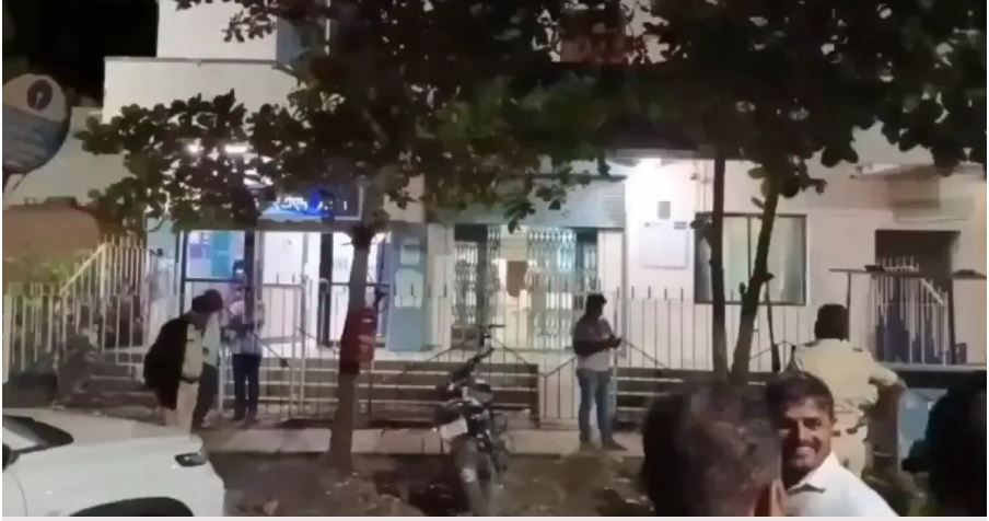 कर्नाटक में हथियारबंद बदमाशों ने SBI कर्मियों को बनाया बंधक, 20 करोड़ की नकदी और सोना लूटा