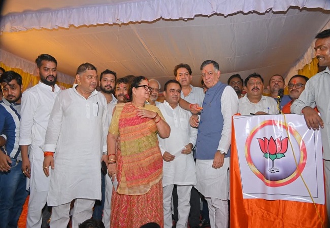 वायरल वीडियो: समाजवादी पार्टी में लगी सेंध कानपुर के सपा विधायक ने भाजपा के मंच से दिया भाषण, सतीश महाना भी रहे मौजूद