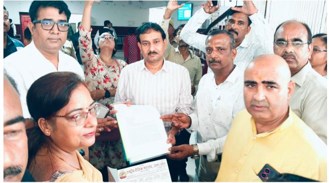 उत्तर प्रदेशीय जूनियर हाईस्कूल (पूर्व माध्यमिक) शिक्षक संघ ने ज्ञापन सौंपकर सुप्रीम कोर्ट के आदेश का किया विरोध