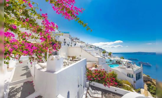 Greece hidden gems travel : इस आइलैंड पर हर परिवार का प्राइवेट चर्च है , जादुई अनुभव के अनोखे नजारों का करें दीदार  