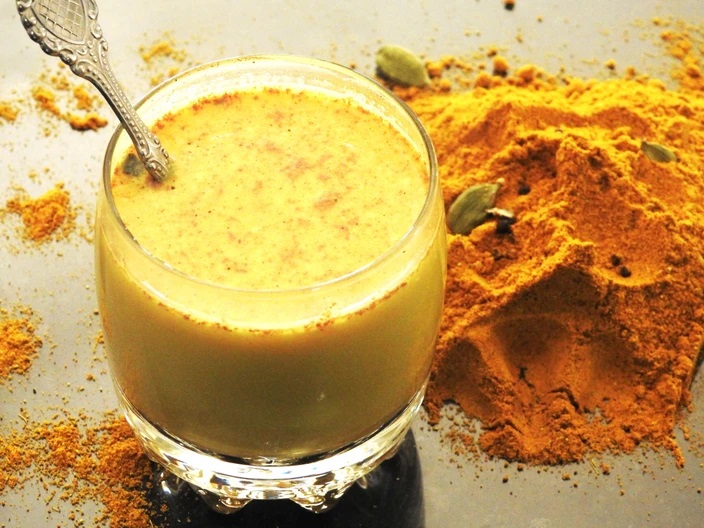 Turmeric Milk : हल्दी-दूध को साइंस ने भी माना सुपर ड्रिंक, जानिए चमत्कारी फायदे