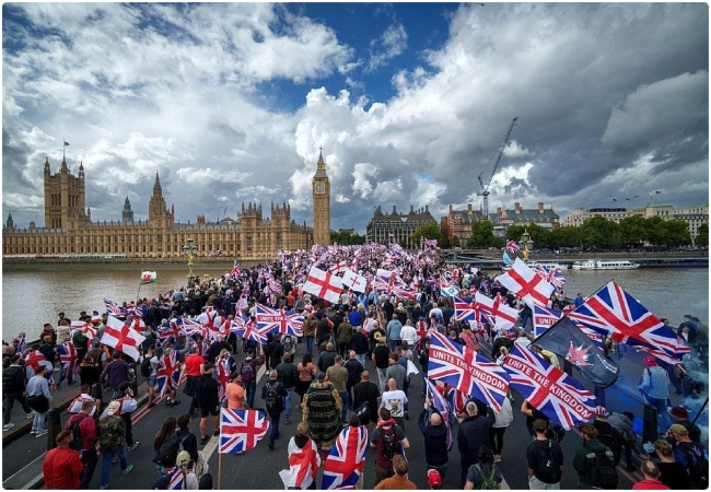 UK Violent Protests: नेपाल के बाद ब्रिटेन में हिंसक विरोध प्रदर्शन, लंदन की सड़कों पर उतरे लाखों लोग