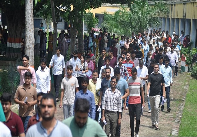 UP PGT Exam : उत्तर प्रदेश शिक्षा सेवा चयन आयोग ने चौथी बार स्थगित की पीजीटी परीक्षा , अब कब होगी?